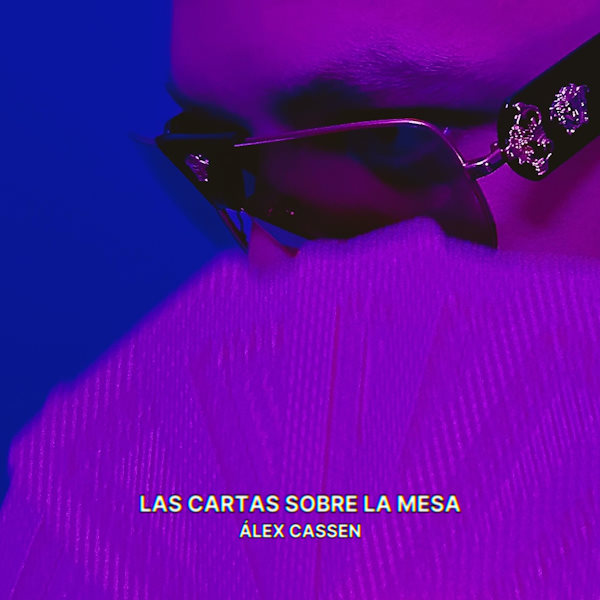 ALex Cassen las cartas sobre la mesa