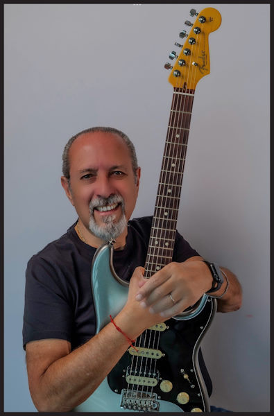 Adrian en guitarra im not in love