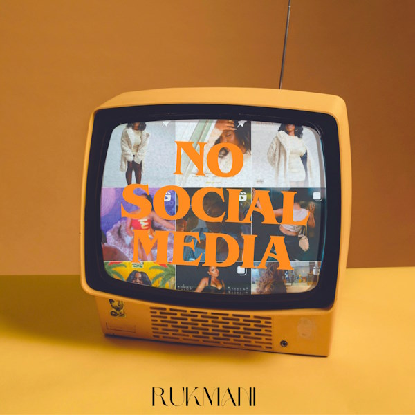 Rukmani no social media