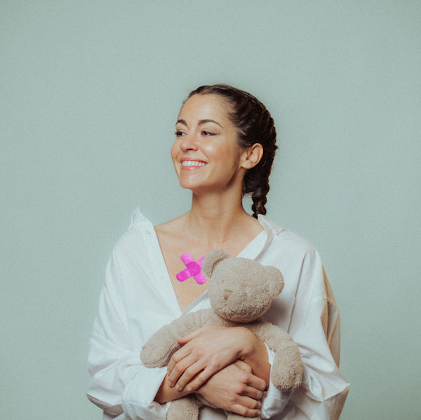 Sofia Ellar cosiendo cantando